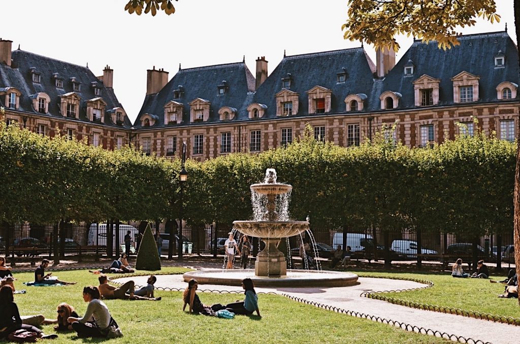 Paris-Guided-tour-Walking-Marias